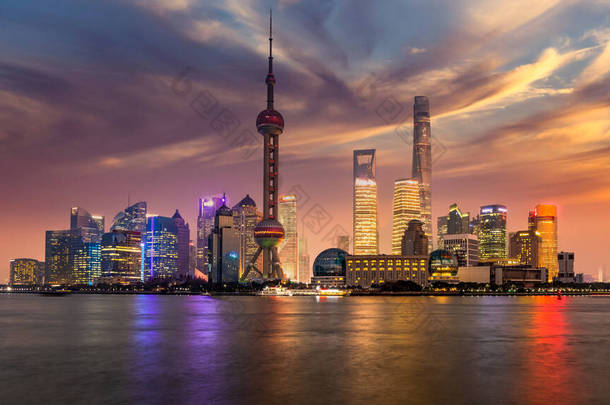 上海的摩天大楼和摩天大楼的现代建筑建筑<strong>在</strong>亚洲、上海、陆家嘴市中心的商业和金融<strong>在中国</strong>的黄浦江畔.