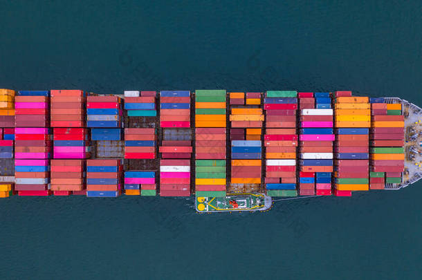 集装箱船载运集装箱运输视图，商务<strong>进出口</strong>物流和国际集装箱船在公海运输，并附有复印空间.