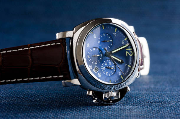 带有蓝色表盘和褐色<strong>鳄鱼</strong>纹皮革表带的豪华时尚手表