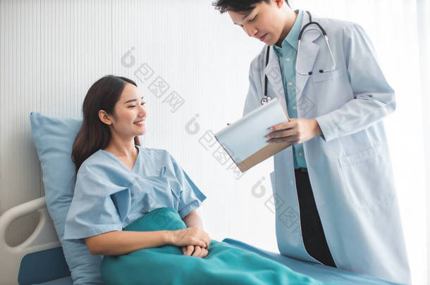医疗和保健概念。亚洲医生正在医院照顾病人的妇女。医生或护士戴着<strong>防护</strong>面罩检查，并把感染眼镜蛇的人带走 .