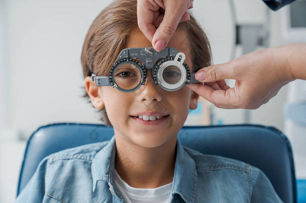 在眼科诊所进行眼科检查时，有屈光镜的小男孩。光学测量概念.
