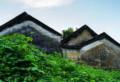 广东省英德市古老的具有传统建筑风格的被遗弃的中国古村落