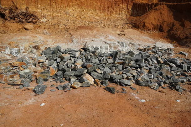 一堆岩石I. E.锂矿开采和采石场石灰石开采等自然资源。天然沸石岩石是在森林砍伐背景下挖掘出来的.