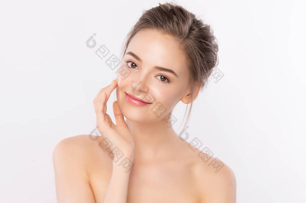 美丽的年轻女子,拥有清洁新鲜健康的皮肤,面部处理.化妆品、美容美发和温泉，以白色背景隔离.