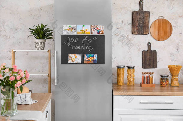 厨房里的大型现代化冰箱