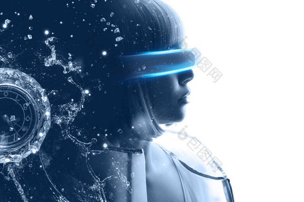 白底上有紫色头发的漂亮女人.戴着虚拟现实眼镜的女孩。扩大的现实，游戏，未来的技术，人工智能概念。VR 。蓝色霓虹灯。双曝光肖像画.