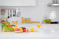 橙汁放在白桌子上，橙汁放在桌子上，鲜艳的颜色放在桌子上，厨房里的气氛洁白.