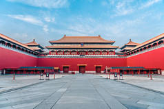 中国北京市紫禁城。皇宫子午门。图上这块牌匾的中文译文：子午门