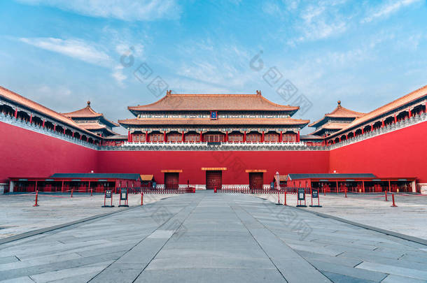 中国北京市<strong>紫禁城</strong>。皇宫子午门。图上这块牌匾的中文译文：子午门