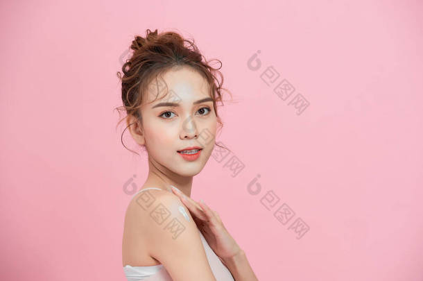 年轻美丽的亚洲女人,皮肤清澈清新.面部护理、面部护理、美容、美容、健康皮肤及化妆品概念.