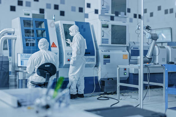 无菌现代工厂:专业从事数控机床工作的工作服、面罩.高科技机器人臂生产线及现代设备医疗电子制造实验室