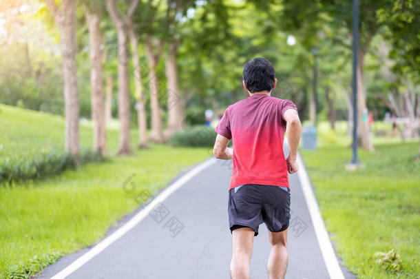 年轻的成年男子穿着<strong>运动</strong>服在公园里跑来跑去，跑步的男子在路上慢跑，亚洲<strong>运动</strong>员在早上散步和锻炼。<strong>健康</strong>、<strong>健康</strong>、<strong>健康</strong>的生活方式和锻炼理念