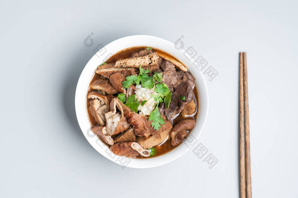 在北京，传统的<strong>中餐</strong>是火锅火锅。老北京的卢柱和。老北京小吃饼干和猪水在火上浇油.老北京的小吃和火锅煮的猪.
