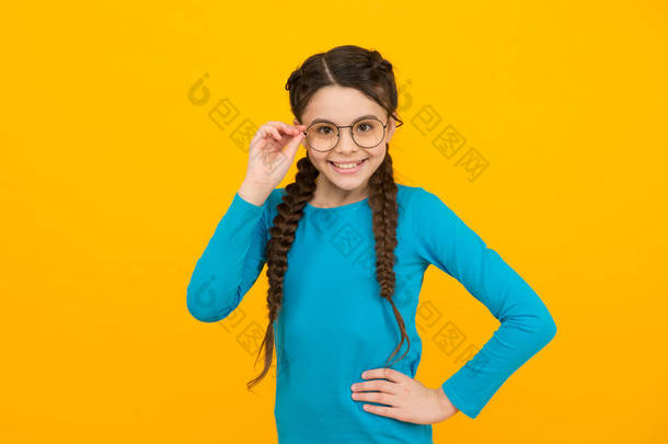 别用我的<strong>眼镜</strong>思考小美女戴<strong>眼镜</strong>。快乐的童年小女孩笑了。儿童发型时尚。长发笑着的<strong>孩子</strong>。快乐的青少年视力不好。编辫子的头发