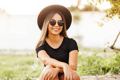 夏日戴着太阳镜、头戴软礼帽的年轻女子的画像