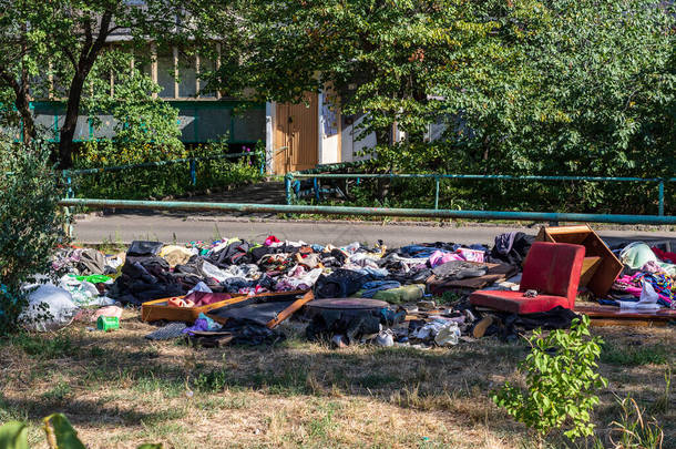 环境污染。大城市一座多层建筑附近的草地上的垃圾堆，用垃圾污染了大<strong>自然</strong>。<strong>自然保护</strong>，爱护。生态学.