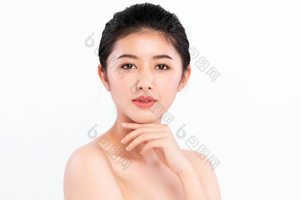 年轻美丽的亚洲女人,皮肤洁白,背景洁白,面部护理,面部治疗.化妆品，美容和温泉。亚洲妇女<strong>肖像</strong>