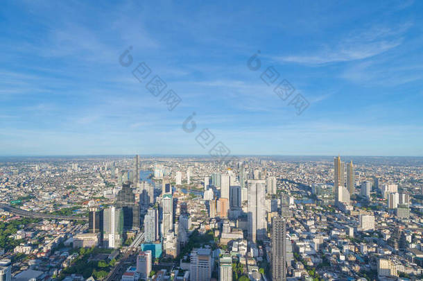 曼谷市中心天际线的空中景观。泰国。亚洲智能城市的金融区和商业中心。摩天大楼和<strong>高楼</strong>在中午，<strong>蓝天</strong>.