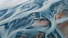 一条冰河从上方流过。来自冰岛冰川的河流的航拍照片。冰岛创造了美丽的大自然之母艺术。墙纸背景高质照片