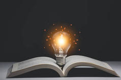 书籍和灯泡风格的老式深色背景，概念阅读书籍、知识和寻找新想法的想法.