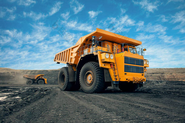 煤矿里的一辆<strong>大型</strong>采石场垃圾车。把煤装入车体工作卡车.矿产品运输的采矿设备.