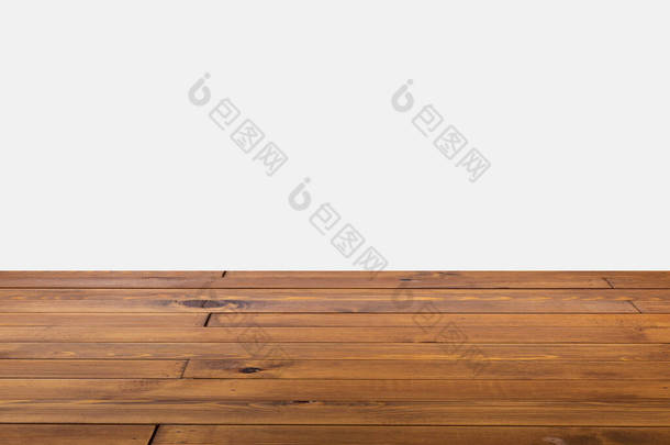 白色背景的孤立漂亮的褐色木板木桌或桌子，小而光亮的表面，透视，空的产品展示空间.