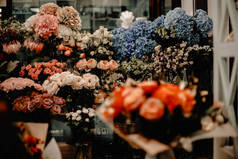 花店橱窗里五彩缤纷的花
