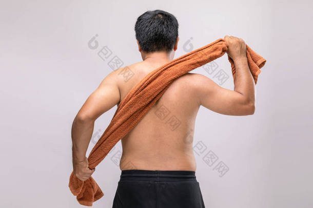 在淋雨后,用<strong>毛巾</strong>把人的身体擦干.用湿<strong>毛巾</strong>可以是皮炎对身体的概念。工作室拍摄