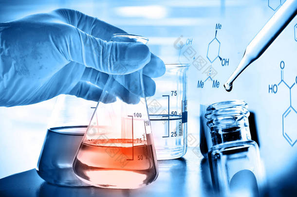 具有化学实验室背景、科学实验室研发理念的实验室玻璃器皿的科学家手拿着瓶