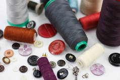 色彩艳丽的缝纫线线圈和缝纫钮扣,裁剪工具
