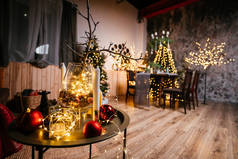2021年农历新年,室内点缀着蜡烛、灯泡和茶壶.装饰着圣诞节庆祝活动的房间。圣诞树和礼物