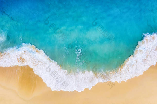 海滩和巨大的海浪从顶部<strong>看海</strong>岸作为背景.蓝水背景来自无人机夏天空中的海景.旅行形象