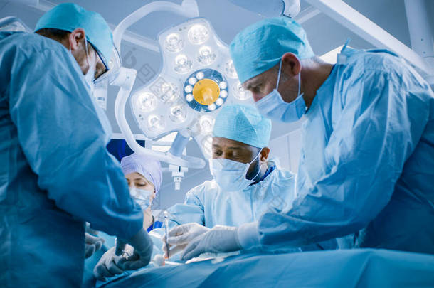 在医院手术室里，由专业外科医生和护士组成的<strong>多样化</strong>小组在成功的外科手术后受伤.