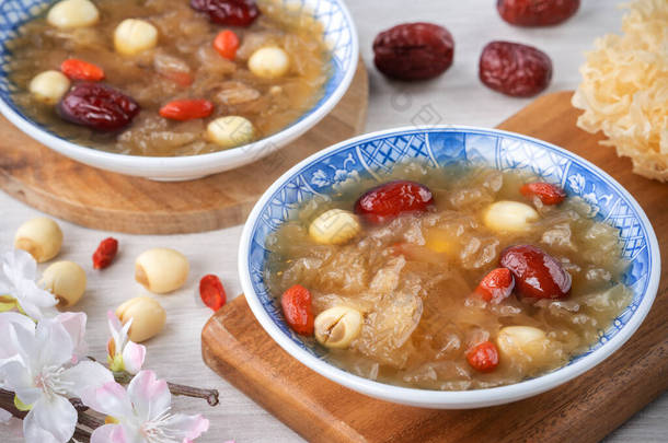 以莲子、红枣（枣子） 、黑莓（山莓、山莓）为<strong>底色</strong>的中式甜雪白菌汤.