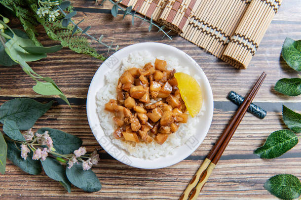 米饭上的烤猪肉是蒸饭上的碎猪肉和腌菜，太旺食品