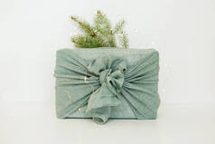 用弗罗希基风格的面料包装圣诞礼物。生态友好概念。DIY，隔离