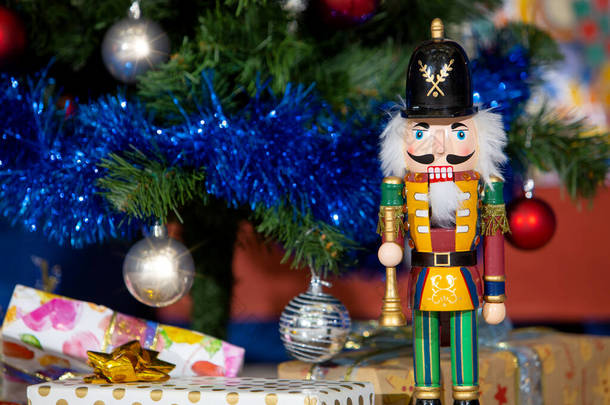 在装饰过的圣诞树前，摆放着木制胡桃夹子玩具，上面摆放着英国王室赠送的礼物