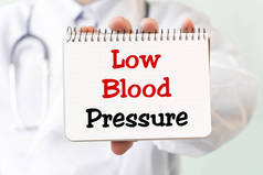 医生手中的低血压卡，医学概念