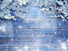 冬季圣诞节背景，有冷杉枝、锥果和蓝木质地的雪