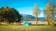 泰国科艾森林自然中的金字塔帐篷蓝色帐篷，与蓝天的背景相映衬