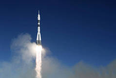 发射一枚空间火箭进入太空.在天空的背景下这张照片的内容是由NASA提供的。高质量的照片