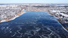 从上面冻结的湖面在一个结冰的湖上漂亮的质感结冰的湖泊和干枯的植被。空中风景。飞越结冰的湖面破冰.冬季的航空摄影.