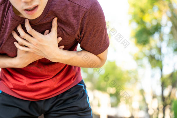 在公园跑步时，体力不支的男子跑步运动员患有心绞痛或哮喘呼吸障碍.