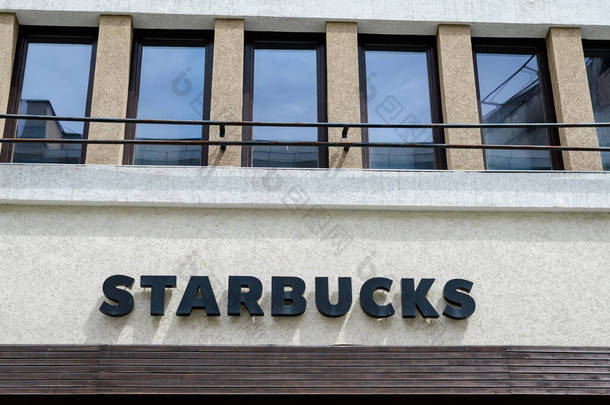 罗马尼亚布加勒斯特- 2020年6月6日：<strong>星巴克</strong>咖啡店的标志登录标志