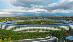 美国加利福尼亚州库比蒂诺- 2018年11月12日，苹果总部库比蒂诺市的航拍图，其形式为一座大型圆形建筑.
