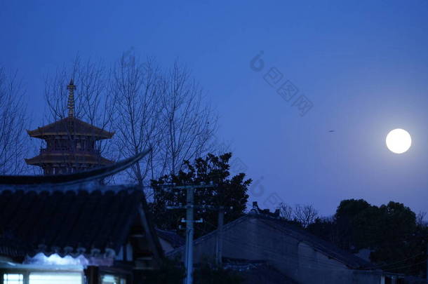 以圆月与中国古典建筑为背景的美丽月亮夜景