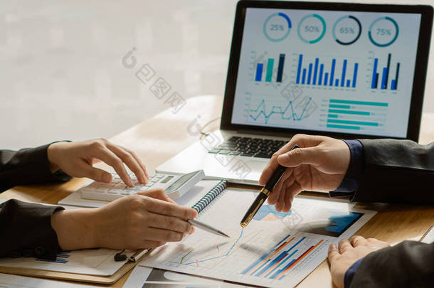从事金融、计算、分析、绘制投资成本、房地产及其他方面业务的商人，桌上的税务系统和装有文件的计算器.