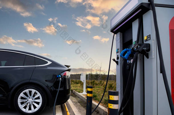 充电器和电动汽车充电器站的电动汽车<strong>插座</strong>.高速公路附近的电动汽车充电器站.电动车零排放汽车充电。无碳