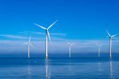 有云彩和蓝天的离岸风车公园、有风力涡轮机的海洋公园、荷兰Ijsselmeer