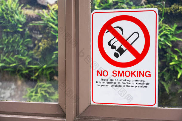 在巴士站设置禁烟标志，营造无烟环境
